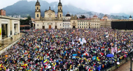 Multitudinarias protestas en Colombia contra el gobierno Petro 